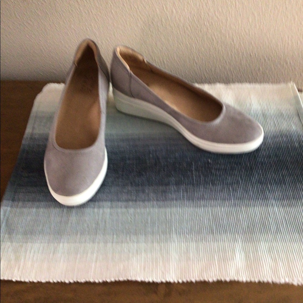 Womens size 7, Tan Naturalizer wedge shoes, Like New